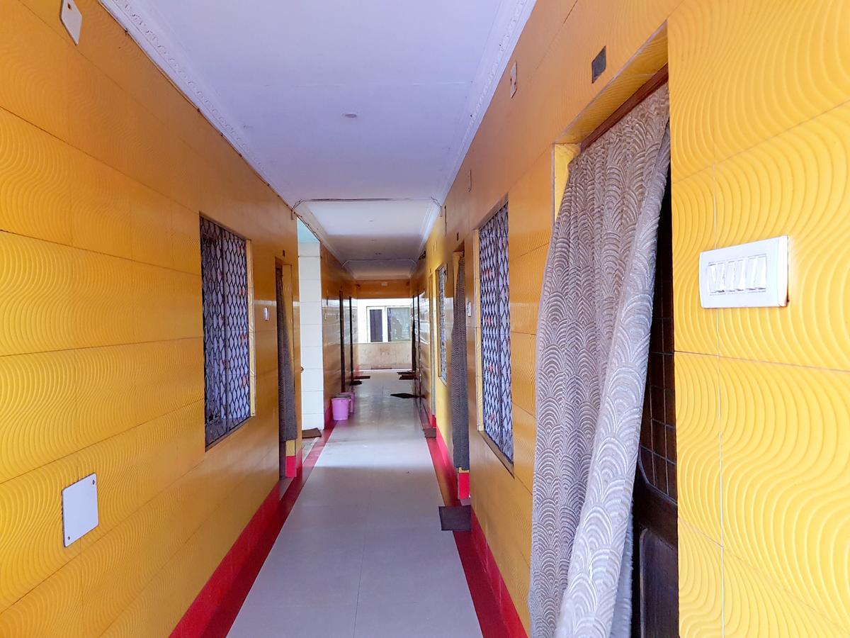 Hotel Swarg Puri Buitenkant foto