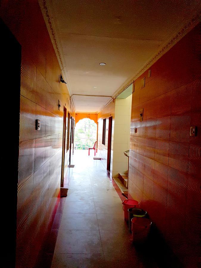 Hotel Swarg Puri Buitenkant foto